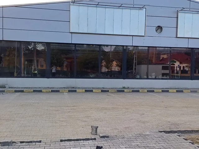 Fațadă hală comercială cu vitrine, proiect de colantare industrială